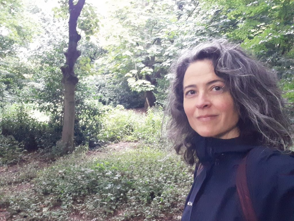 Un primer plano de Raquel del Prado en el bosque.